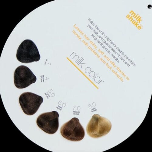 WhatsApp Image 2025-09-29 at 18.57.03_14943e15 تغطية الشيب، اللون، الحيوية، الاتساق، والتركيب - هذه هي الصفات الأكثر أهمية بالنسبة لصبغة الشعر المحترفة. يقدم لون الشعر الدائم الإبداعي من ميلك شيك صبغات عالية الجودة مع تركيبة سهلة الفهم في مجموعة لا نهائية من إمكانيات الألوان. مع صيغة متقدمة متوازنة ، هذا اللون الأداة المثالية لإطلاق إبداعك الاستخدام: صبغة للشعر طريقة الاستخدام: في وعاء غير معدني، اسكب جزء واحد من الصبغة وأضف جزءًا ونصف من مستحلب التأكسد بنسبة ،10vol. 3%، 20vol. 6%، 30vol. 9% مثال: 50 جرام من كريم الصبغة + 75 جرايم) ) مستحلب التأكسد 20vol. 6%). المكونات الاساسية: عسل الزهور البرية، مركب الأحماض الأمينية، مستخلص التوت الأزرق، زيت دوار الشمس