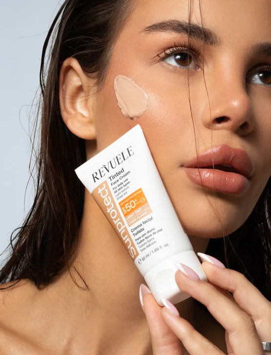 Revuele Tinted sunscreen cream SPF50+ - 50ml | ريفولي كريم واقي شمسي مع لون spf50+ - 50 مل لكل انواع البشرة