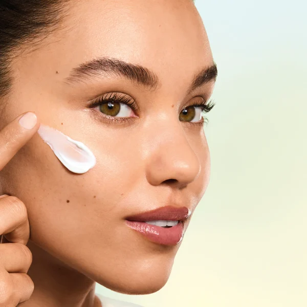 Estée Lauder DayWear Moisturizer Multi-Protection Anti-Oxidant 24H‑Moisture Creme SPF 15 - 50ml | إستي لودر كريم النضارة اليومي مع واقي شمس - 50 مل