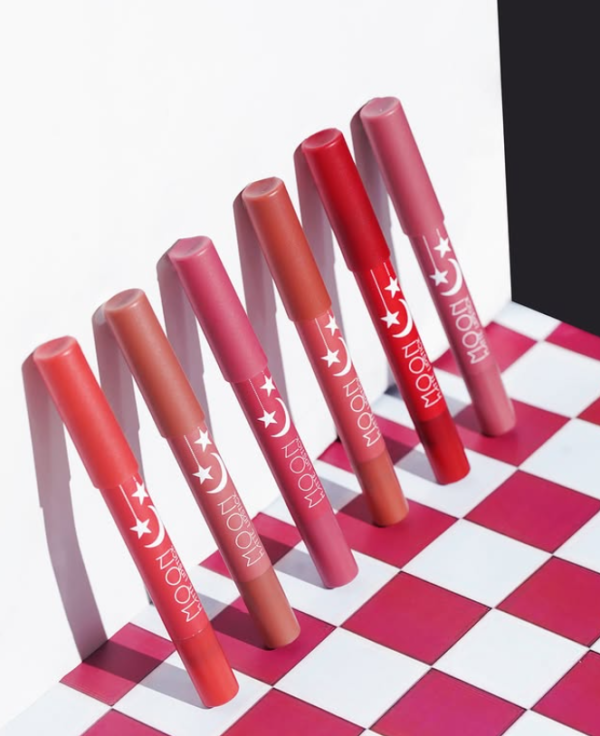 Voyage Moon Matte Lipstick | أحمر شفاه فوياج مون المطفي - مخملي، غني وثابت
